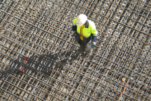 Les armatures sont des éléments en acier façonnés et soudés qui assurent la résistance du béton à la traction et au cisaillement. [©ACPresse]