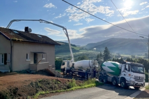 Les malaxeurs pompes permettent de transporter et pomper le béton. [©Bonneux]