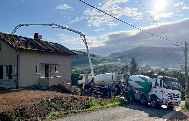 Les malaxeurs pompes permettent de transporter et pomper le béton. [©Bonneux]