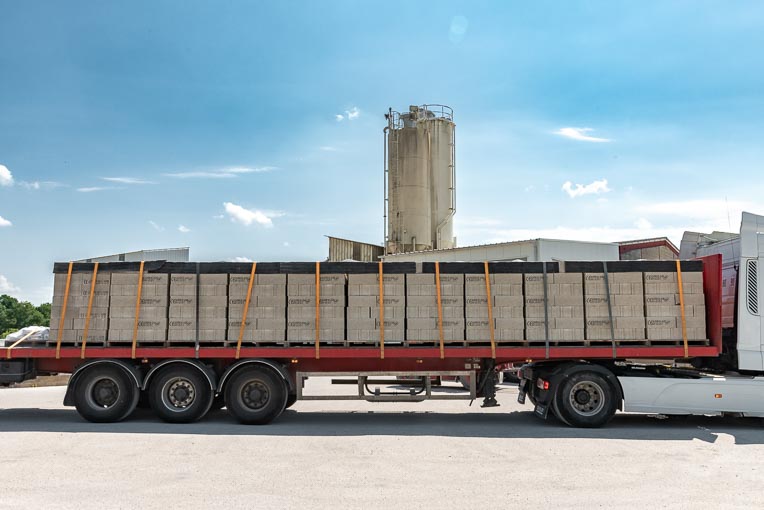 Après les blocs béton classiques, Alker va lancer la production de blocs à base de miscanthus et ainsi baisser l’empreinte carbone de la construction. [©Alkern]