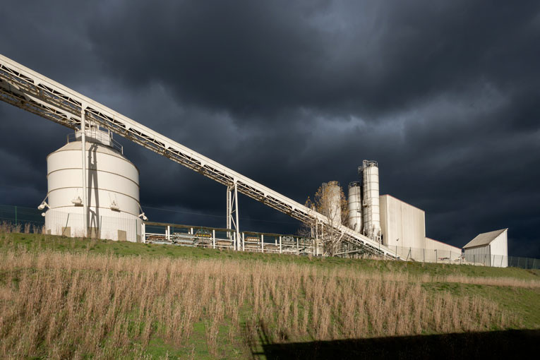 La loi Zan cherche à ne plus mettre en concurrence activité industrielle et activité agricole. Usine de préfabrication Fabemi de Saint-Laurent-Mure (69).
[©ACPresse]
