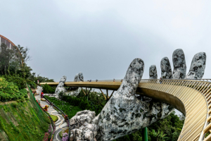 Le “pont doré” ou “pont d’or” - Cau Vang en vietnamien - est composé de 8 travées, 7 piles et 2 culées. [©https://www.pexels.com/]