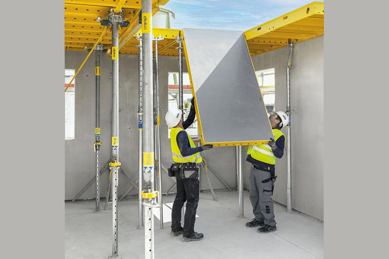 Bel exemple d’amélioration des conditions de travail, le nouveau coffrage de dalles DokaXdek permet de travailler depuis le sol avec des éléments légers. [©Doka]