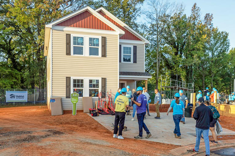 La politique RSE passe aussi par une approche sociétale, comme l’initiative “Habitat for Humanity”, une ONG qui crée des maisons abordables pour les personnes à faibles revenus. [©Doka]