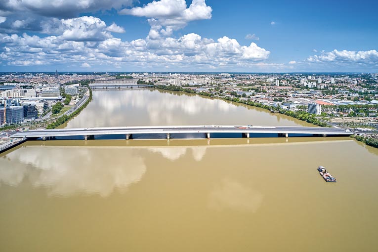 Le tablier du pont Simone Veil repose sur huit appuis en rivière et deux en rive. [©Anaïs Dupuy-Moreau/Atelier Caumes/Lafarge]