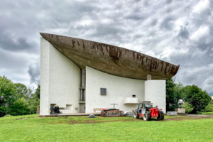 Œuvre architecturale de Le Corbusier, la chapelle Notre-Dame-du-Haut de Ronchamp (70) est inscrite au Patrimoine mondial de l’Unesco depuis 2017. [©René Claudel/AONDH/ADAGP2024]