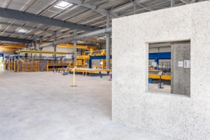 Le nouvel atelier Spurgin Léonhart de Mignières (28), dédié à la préfabrication en béton de bois, se développe sur une superficie couverte de 5 000 m2. [©ACPresse]