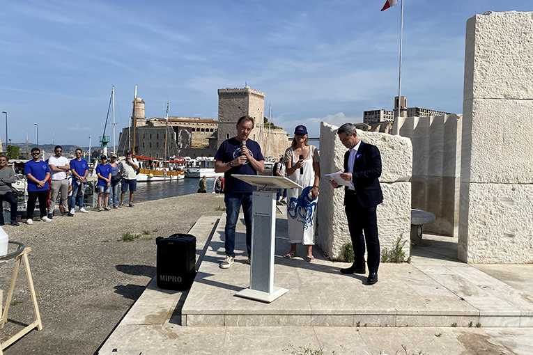 De gauche à droite : Antony Lacanaud, fondateur du Musée subaquatique de Marseille, Floriane Lisowski; artiste plasticienne, et Didier Petetin, directeur général délégué de Vicat. [©ACPresse]