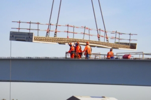 Près de 3 300 m2 de tablier en béton préfabriqué par Capremib ont été nécessaires pour les ponts routiers du Canal Seine-Nord Europe. [©Capremib]