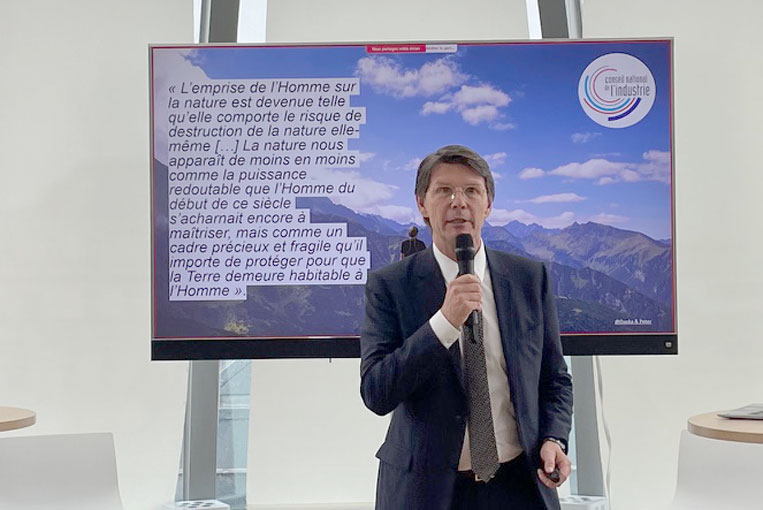 Le Livre blanc “Pour une filière de la rénovation globale et performante des bâtiments” a été présenté par Pierre-Etienne Bindschedler, président du CSF IPC. [©CSF IPC]