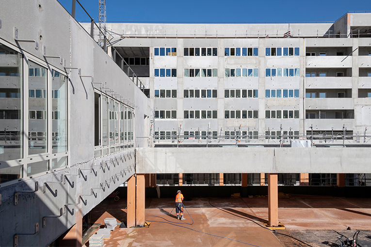 La Cité scolaire internationale Jacques Chirac à Marseille va être livrée en septembre 2024, le béton d’ingénierie « SmarTech », de l’entreprise Bronzo Perasso a été utilisé pour sa construction. [©Lisa Ricciotti]