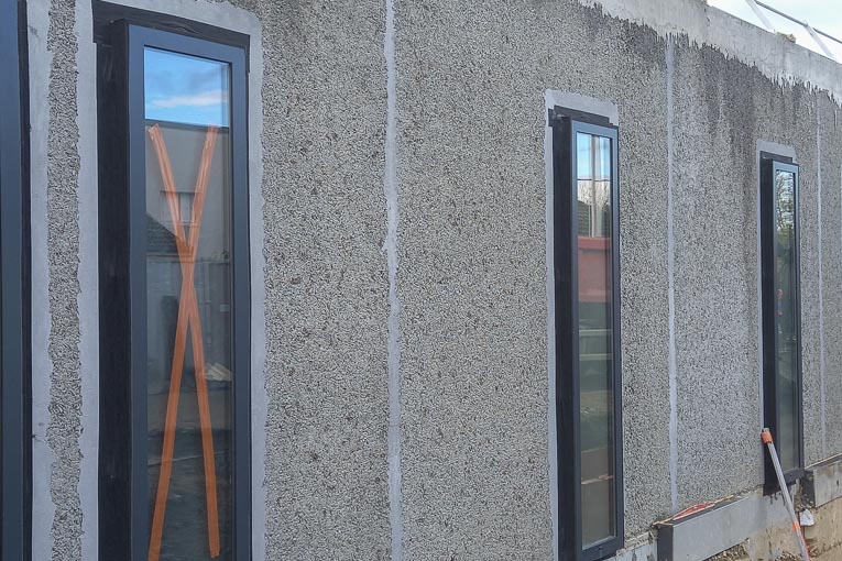 Dans le cadre de la construction du nouveau centre nautique de Saint-Priest, Spie Batignolles a, entre autres, posé des murs préfabriqués en béton de bois. [©Cabinet d’architecture Chabanne]