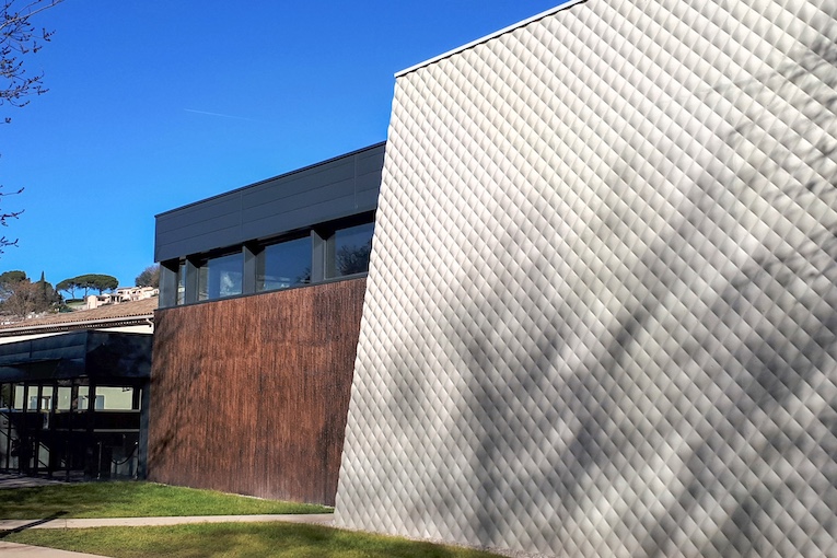 Les voiles blancs du dojo municipal de Villeneuve-Loubet présentent un matriçage rappelant la texture des kimonos de judo... [©Cemex]