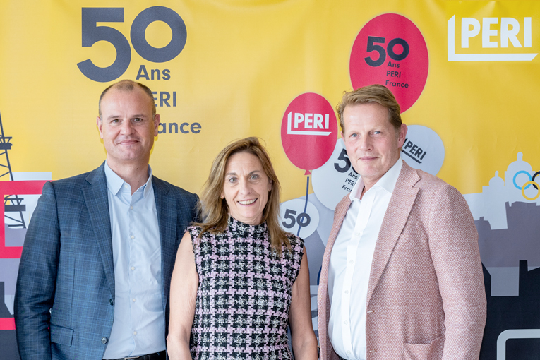 De gauche à droite, Christian Schwörer, président du groupe Peri, Consuelo Mendez-Cristobal, directrice générale de Peri France, et de Morten Brix, directeur des marchés d’Europe de l’Ouest. [©ACPresse]