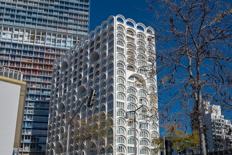 La Porte Bleue se développe sur une hauteur de plus de 50 m et côtoie, avec majesté, la tour La Marseillaise, signée Jean Nouvel. [©ACPresse]