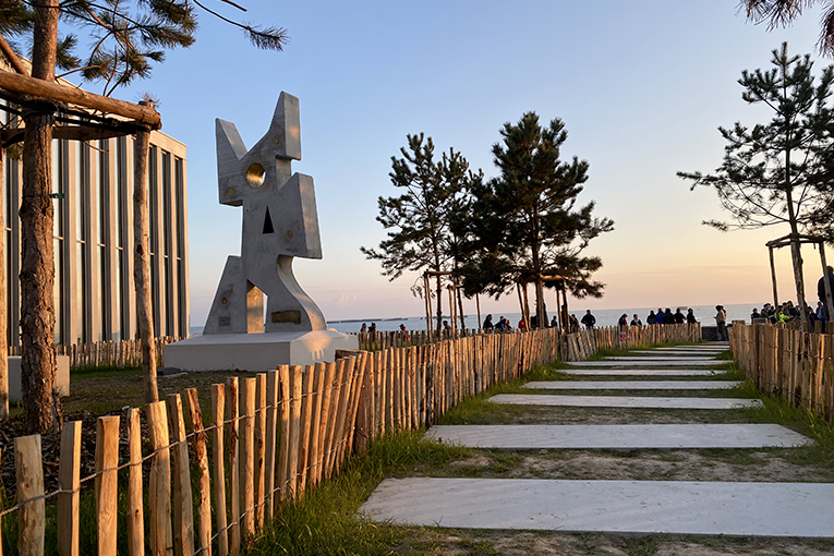 6 juin 1944, 6 h 23 : quelque 6 939 navires alliés, de tous types et de toutes tailles, se positionnent face aux plages normandes. 5 juin 2024, même heure, la sculpture commémorative de l'artiste VanLuc. [©VanLuc]