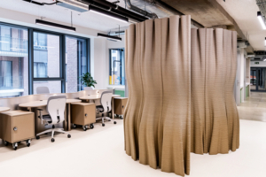Imprimées en 3D béton, les cabines téléphoniques conçues Lilian van Daal intègrent les nouveaux espaces de bureaux de Silversquare, à Louvain-la-Neuve, en Belgique. [©Lilian van Daal]