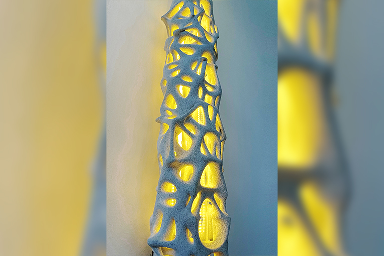 Les lampes en forme d’os ont été imprimées en 3D béton. La lumière se mêle aux composants soigneusement imprimés en 3D à partir de pierre calcaire. 
[©Lilian van Daal]
