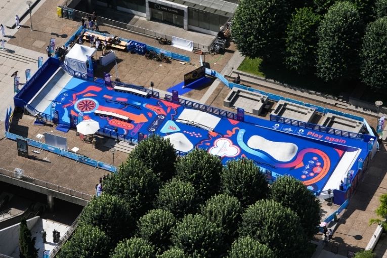 D’une superficie de 400 m2, ce skate-park a été conçu par Saint-Gobain comme un flipper géant. [©Saint-Gobain]