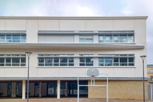 Pour la nouvelle école François Peatrik, Cibetec a livré quelque 1 785 m2 de panneaux préfabriqués en béton blanc. [©Cibetec]
