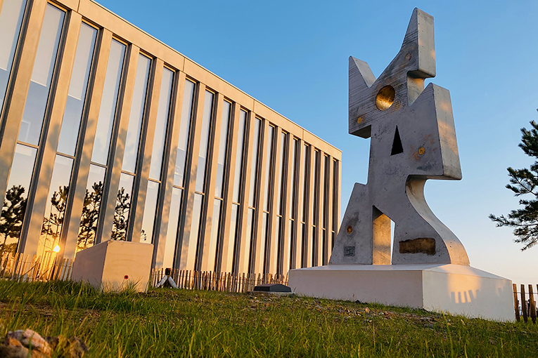 A l'occasion du 80e anniversaire du Débarquement en Normandie, l'artiste VanLuc a réalisé Gold B/24, une œuvre sculpturale commémorative en béton décarboné et local. [©VanLuc]