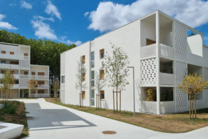 Au sein de son usine de Graulhet, Midi Préfa Industries (MPI) a réalisé des éléments de façades architectoniques en béton blanc d’un programme immobilier sur Mérignac (33). [©MPI]