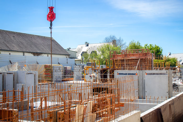 La phase de gros œuvre de la résidence Le Cottage, orchestré par la Morbihannaise de Bâtiment, va nécessiter 1 500 m3 de béton Vitaliss Score C d’Edycem. [©Seemo]