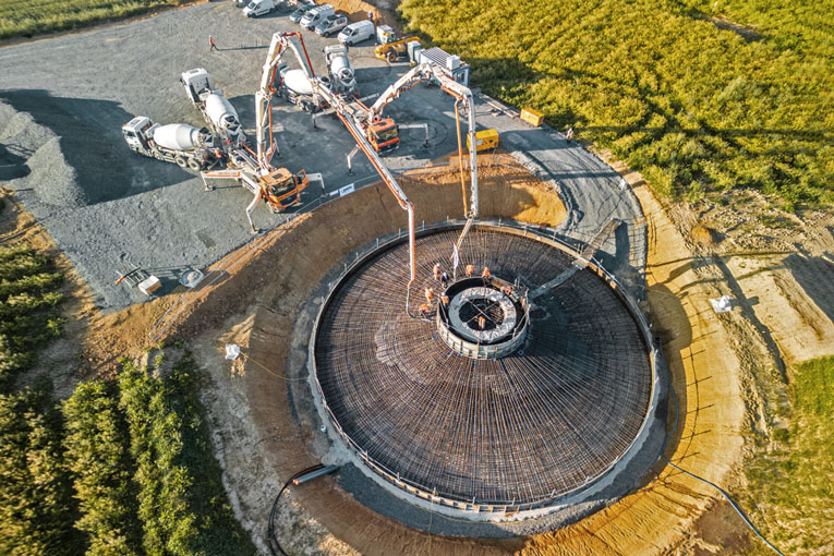 Coulage d’une fondation d’éolienne avec un volume de béton décarboné 0 % clinker de 630 m3. [©Hoffmann Green Cement]