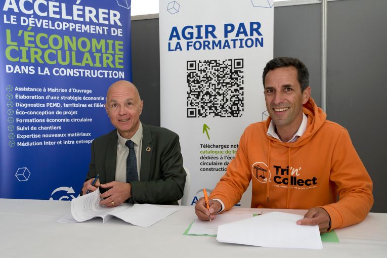 De gauche à droite : Stéphane Le Guirriec, directeur général d'Agyre, et Edouard Lefevre, associé-fondateur, en charge du développement de Tri’n’Collect. La signature a eu lieu lors de la Journée Expertise & Construction du Cérib, le jeudi 8 juin juin 2024. [©Agyre]