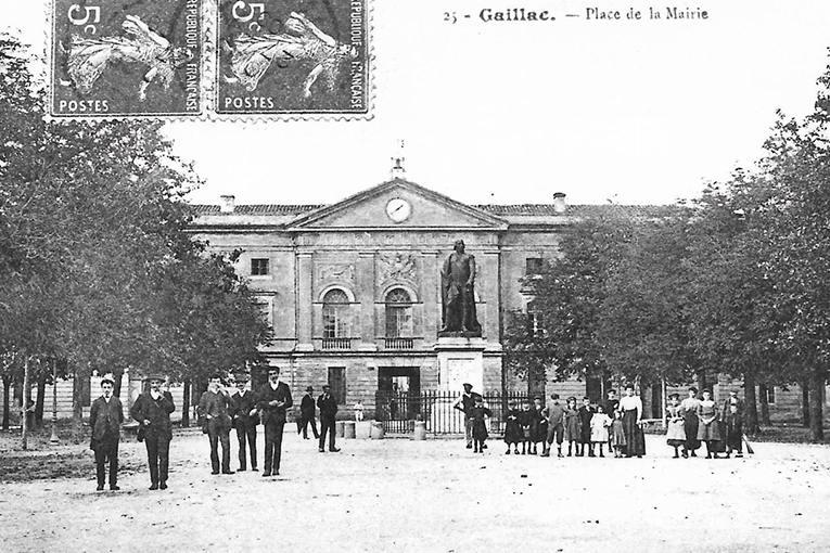 En 1832, François-Martin Lebrun construit l'Hôtel de ville de Gaillac. Il utilise sa méthode de construction pour la réalisation des voûtes. C'est la première utilisation du béton dans une construction civile.
[©Ville de Gaillac]
