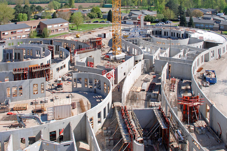 Voiles courbes pour la clinique d’Erstein, en Alsace, réalisés à l’aide de coffrages à rayon variable Paschal.  [©Paschal]