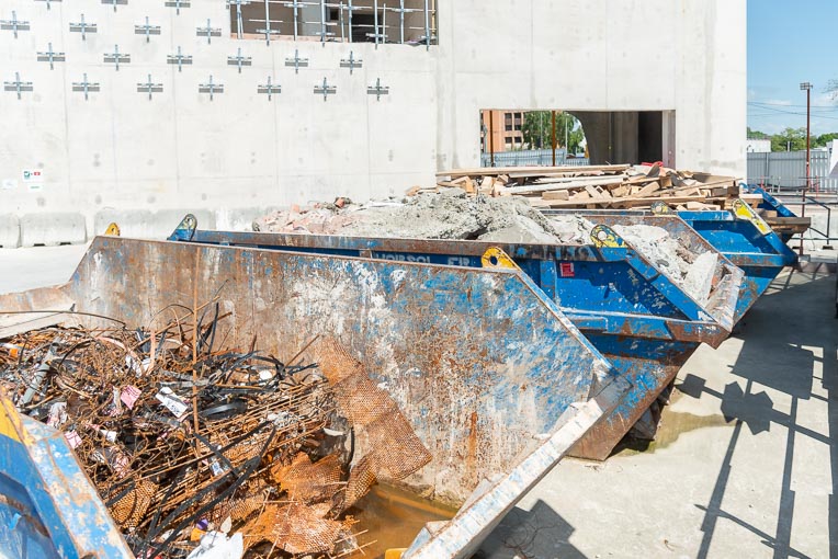 Dès le 1er janvier 2025, les entreprises artisanales du bâtiment pourront bénéficier de la reprise gratuite de leurs déchets de chantier, dès lors qu’ils sont triés dans des contenants mono-matériaux. [©ACPresse]