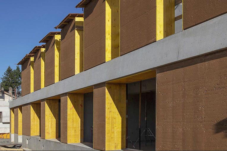 Au total, Cemex a fourni 1 000 t de terre crue pour l’extension du groupe scolaire Jean Macé. [©Benoit Bost/NTSA Architectes]