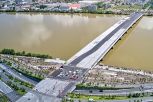 Le nouveau pont Simone Veil de Bordeaux enjambe la Garonne sur une longueur de 549 m. [©Anaïs Dupuy-Moreau/Atelier Caumes/Lafarge]