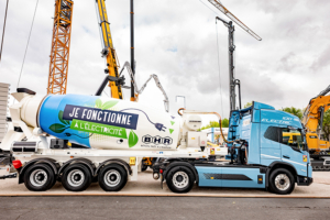 La toupie ETM sur semi-remorque accouplée à un tracteur électrique vendue en France a été exposée au salon Intermat en avril 2024. [©Liebherr]