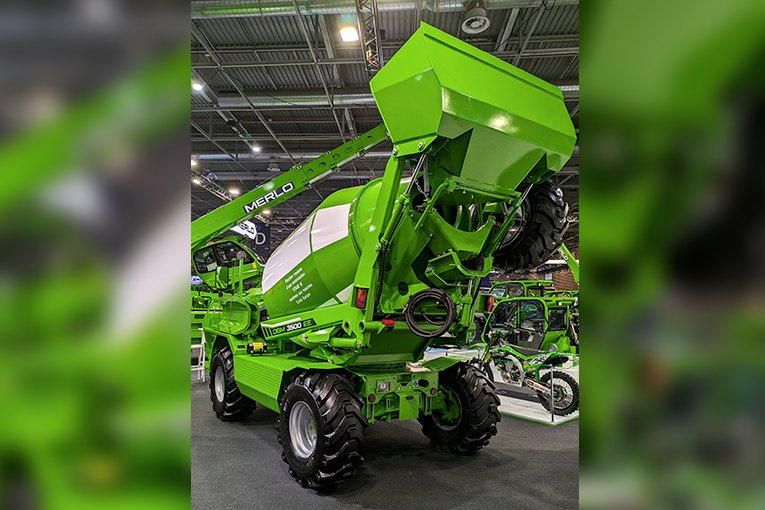 L’auto-bétonnière DBM3500 de Merlo peut produire jusqu’à 3,5 m3 de béton en seulement 20 mn. [©ACPresse]