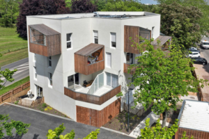 Pour construire le bâtiment de la résidence Mésange, Cmeg a conçu 800 m2 des façades préfabriquées en béton blanc. [©Caen la Mer Habitat]