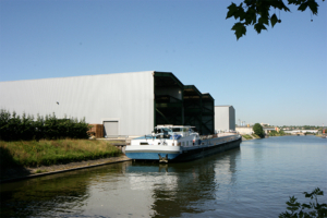 Dans son usine de Bonneuil (94), Saint-Gobain Weber a prévu d’investir 500 000 € dans un nouveau dispositif de houssage de ses palettes-produits. [©Saint-Gobain Weber]