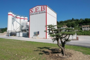 De marque Europ’Equipement, la deuxième centrale BPE de Sud Est Béton à Reventin-Vaugris (38) comprend un malaxeur doubles arbres horizontaux de 3 m3 et 8 silos de 100 t. [©Sud Est Béton]