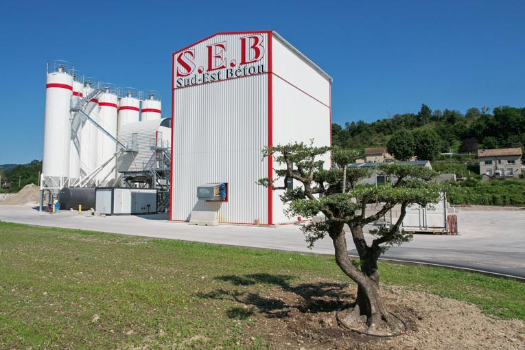 De marque Europ’Equipement, la deuxième centrale BPE de Sud Est Béton à Reventin-Vaugris (38) comprend un malaxeur doubles arbres horizontaux de 3 m3 et 8 silos de 100 t. [©Sud Est Béton]