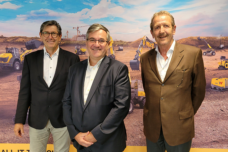 De gauche à droite : l’équipe de direction Wacker Neuson France : François Escourrou, actuel président, Philippe Girard, qui lui succédera au 1 er janvier 2025, et Marc Cavallo, directeur commercial et Grands Comptes. [©Visuel Weidemann France]