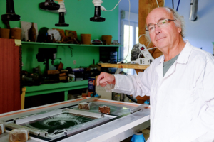 Dans son Atelier des Deux Chênes, à La Jabaudière, dans le Maine-et-Loire, Christian Dufresne a mis au point un procédé d'impression photos sur plaques minérales. [©Christian Dufresne]