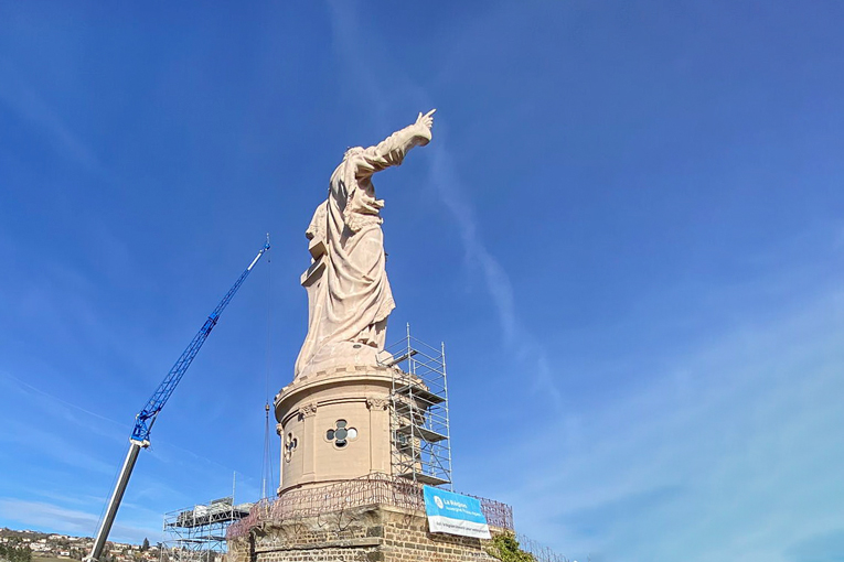 Merle, agence Haute-Loire de Dumez Auvergne, en synergie avec l’entreprise Comte, a procédé à la réparation des fissures de la statue de Saint-Joseph de Bon Espoir à Espaly-Saint-Marcel (43). [©Comte]