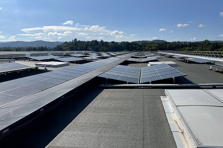 Sur le plan environnemental, l’installation d’une centrale photovoltaïque produit 400 MWh d’électricité, dont 300 MWh sont autoconsommés, réduisant de 30 % la dépendance au réseau électrique