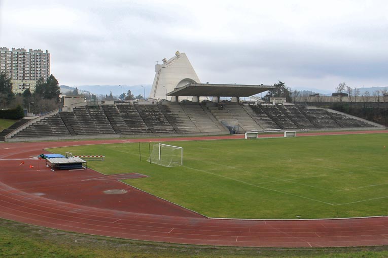 La première esquisse du projet combine ainsi en une seule structure l’édifice culturel, les gradins du stade et l’église. [©ACPresse]