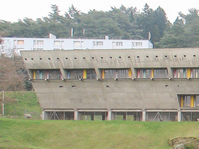 La Maison de la Culture est la première et la pièce maîtresse de l’ensemble des équipements du Centre de recréation du Corps et de l’Esprit imaginé par Le Corbusier, avec le stade, le théâtre de plein air et l’église. [©ACPresse]