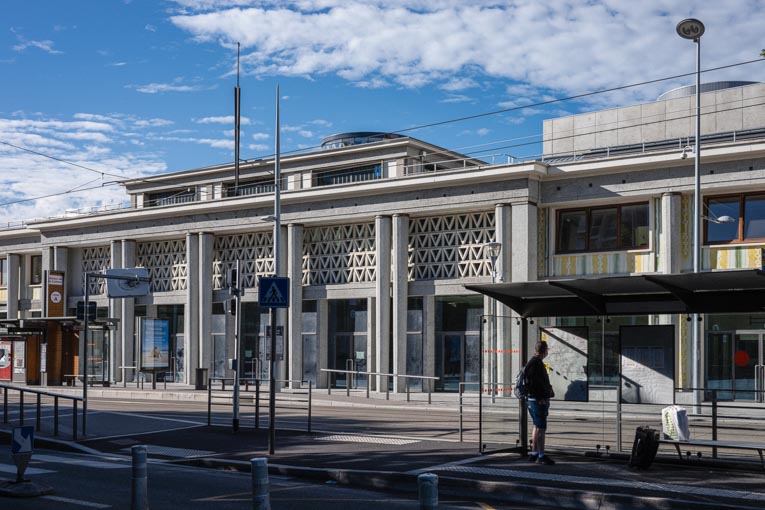 Vue de la façade Nord de La Comédie de Clermont-Ferrand, scène nationale / ancienne gare routière réhabilitée par Souto Moura Arquitectos – Bruhat & Bouchaudy Architectes. [©Pascal Aimar / tendance Floue]