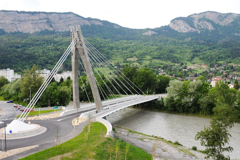 A Bonneville, en Haute-Savoie, Castor’Lab 74 a réalisé l’ensemble du suivi de formulations et qualité d’un ouvrage d’art enjambant l’Arve. [©Castor’Lab 74]