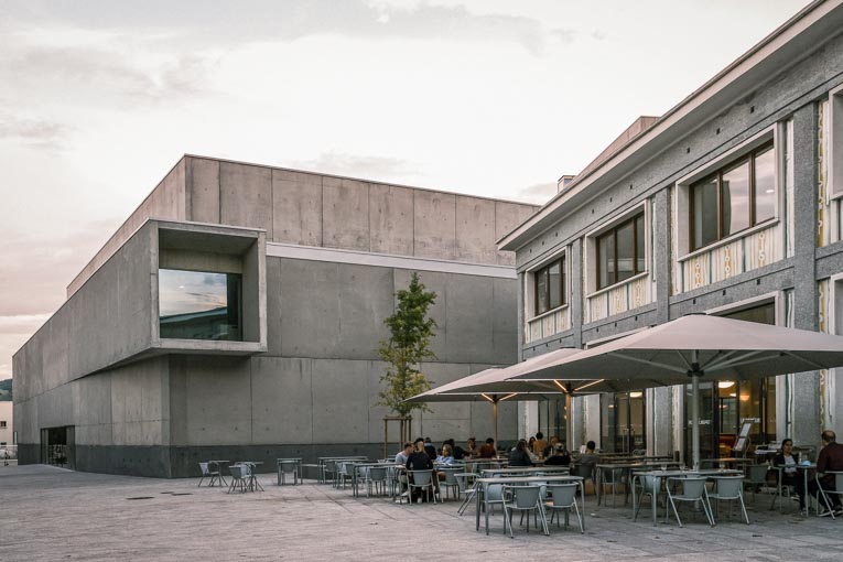 Vue de la façade ouest (articulation entre l’ancienne gare et le volume du nouveau bâtiment – salle des Possibles). [©Pascal Aimar / tendance Floue]