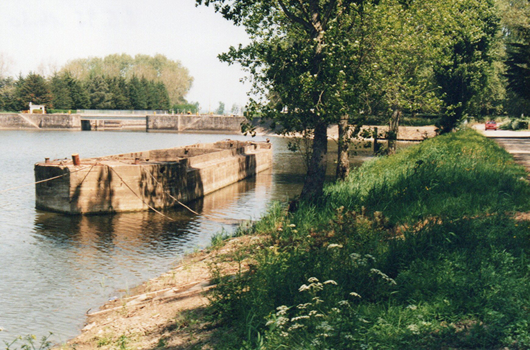 En 1995, les deux péniches en béton armé étaient encore à flot. [©André Doucet]